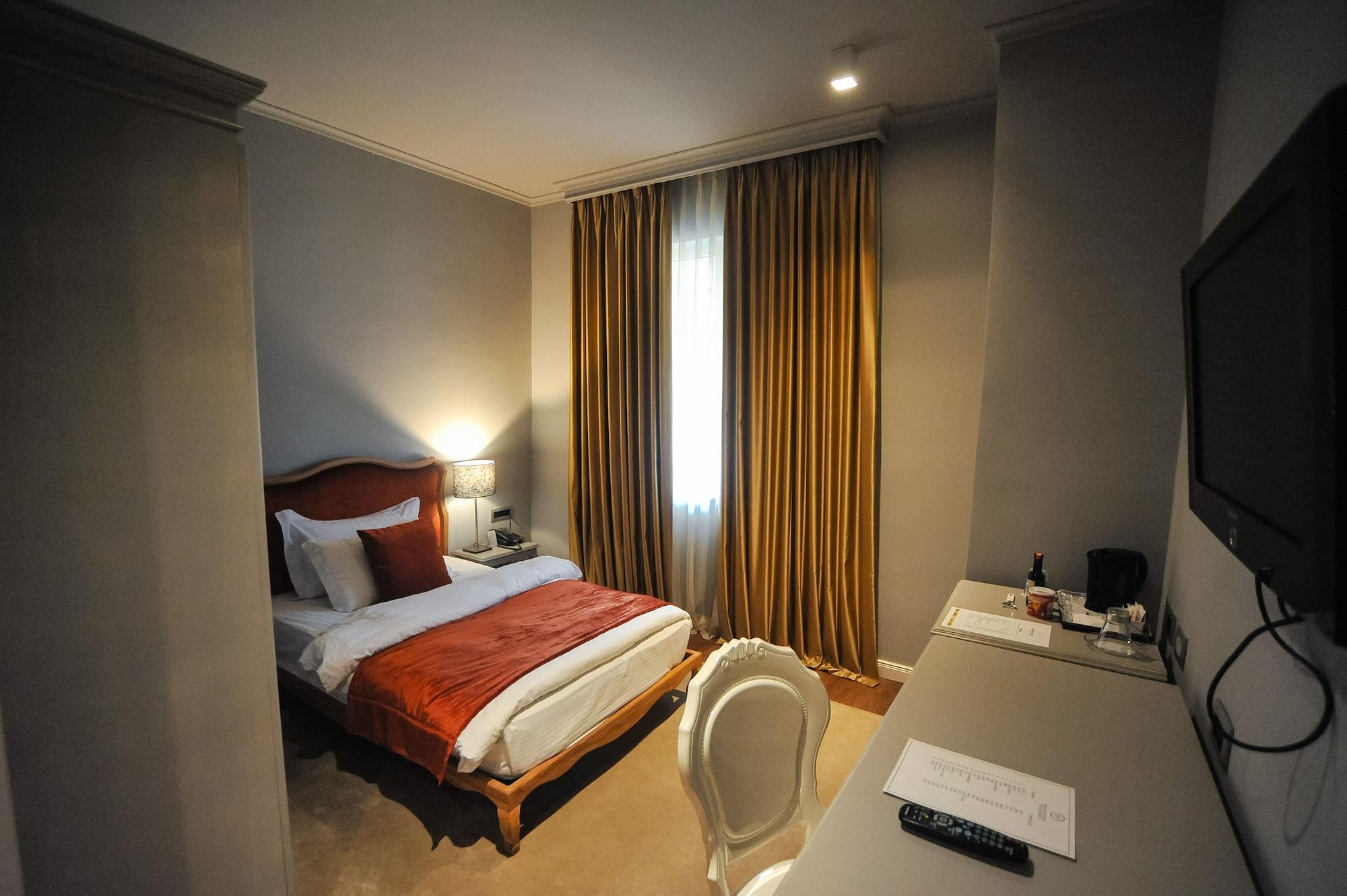 Classic Hotel Тирана Екстериор снимка